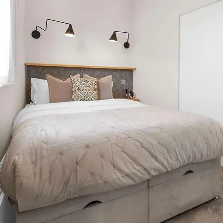 Stylish One Bedroom Apartment *