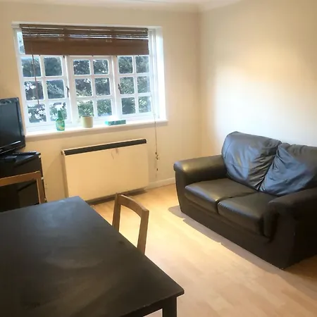 Cosy 1 Bed Flat In Colliers Wood * ミッチャム