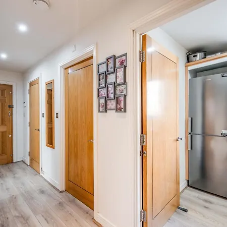 Canary Wharf O2 Excel Flat With Parking & Balcony