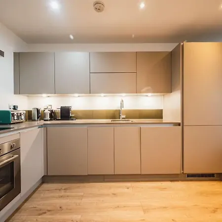 Pass The Keys 3 Bed 2 Bath With Stunning Views From The 8th Fl London