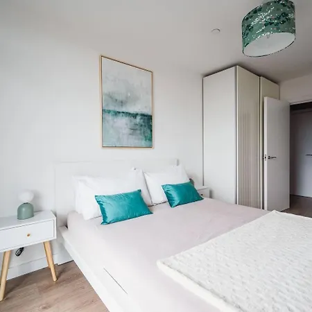 Pass The Keys 3 Bed 2 Bath With Stunning Views From The 8th Fl * London