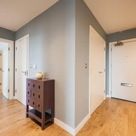 Pass The Keys 3 Bed 2 Bath With Stunning Views From The 8th Fl * London