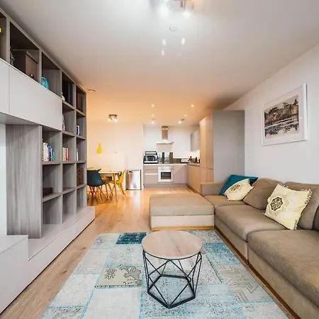 Pass The Keys 3 Bed 2 Bath With Stunning Views From The 8th Fl * London