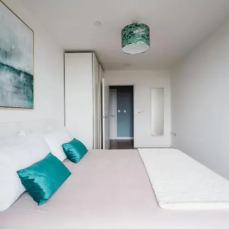 Pass The Keys 3 Bed 2 Bath With Stunning Views From The 8th Fl Apartment *
