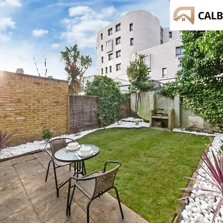 Urban Hideaway, Private Garden, 2 Mins To Station Apartment London