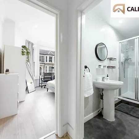 Urban Hideaway, Private Garden, 2 Mins To Station Apartment