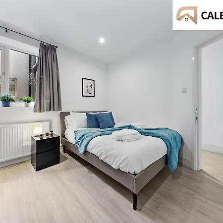 Urban Hideaway, Private Garden, 2 Mins To Station Apartment London