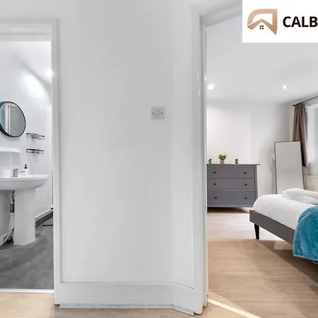 Apartment Urban Hideaway, Private Garden, 2 Mins To Station London
