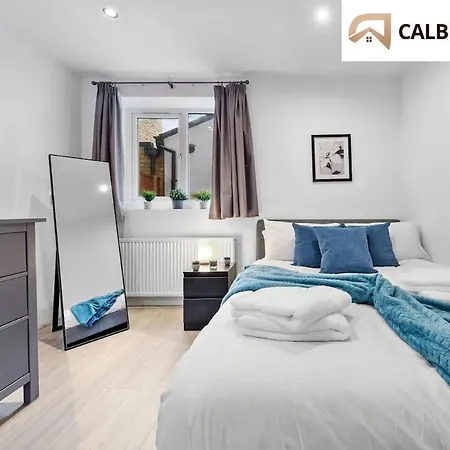 Urban Hideaway, Private Garden, 2 Mins To Station Apartment
