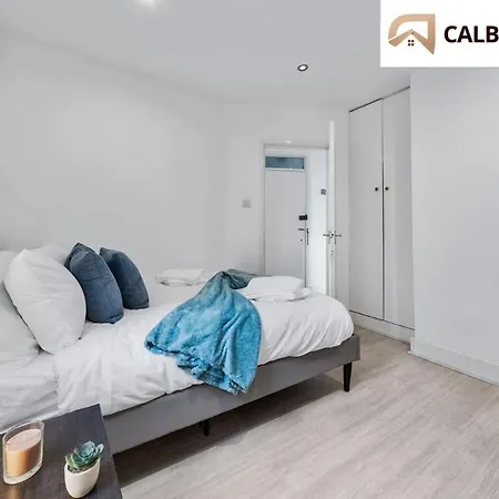 Apartment Urban Hideaway, Private Garden, 2 Mins To Station London
