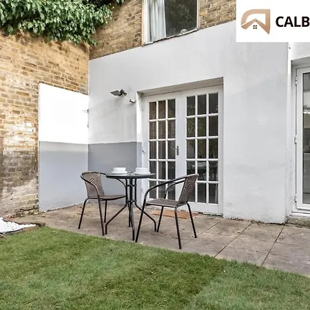 Urban Hideaway, Private Garden, 2 Mins To Station Apartment *