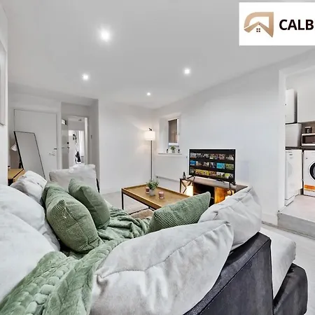 Apartment Urban Hideaway, Private Garden, 2 Mins To Station London