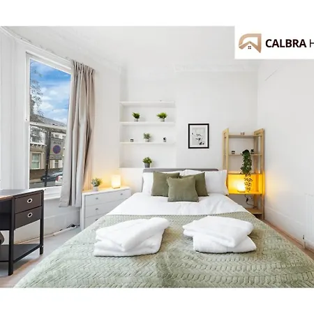 Urban Hideaway, Private Garden, 2 Mins To Station Apartment *