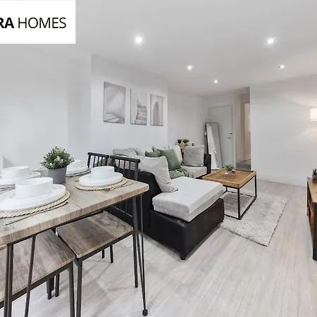 Urban Hideaway, Private Garden, 2 Mins To Station Apartment London