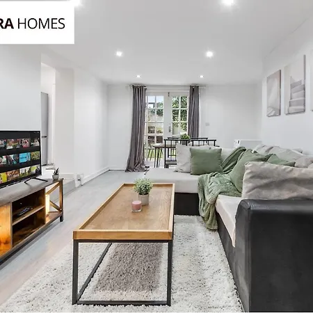 Urban Hideaway, Private Garden, 2 Mins To Station Apartment