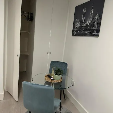 Bright Apt, Great Connection 2b
