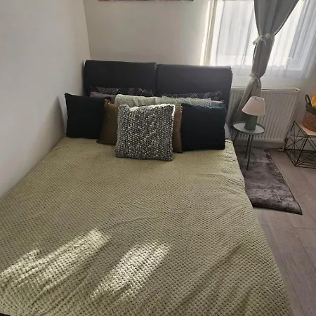 Bright Apt, Great Connection 2b Daire