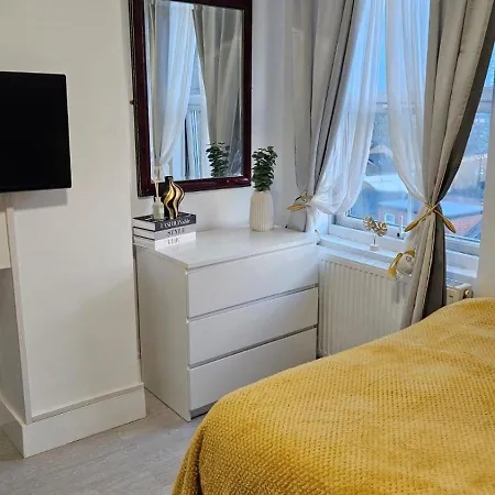 Spacious With Separate The Kitchen 4a London