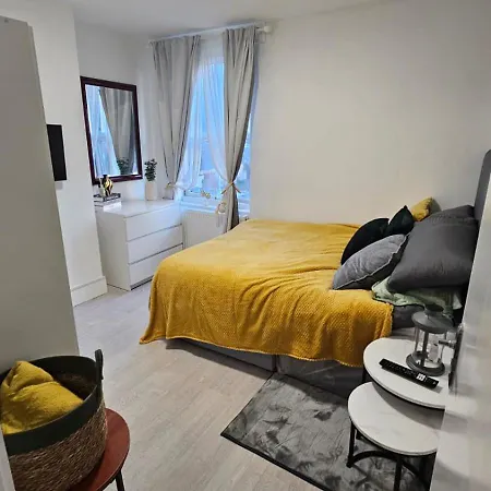 Spacious With Separate The Kitchen 4a * London