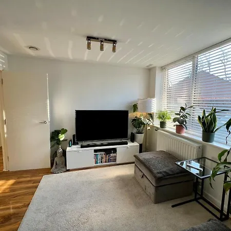 Cosy 1 Bedroom Flat Near Heathrow With Parking *