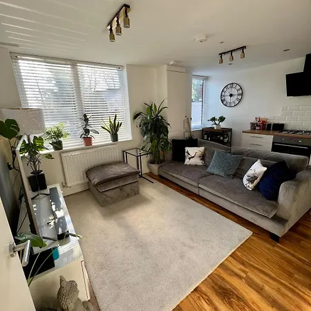 Cosy 1 Bedroom Flat Near Heathrow With Parking Apartamento Feltham