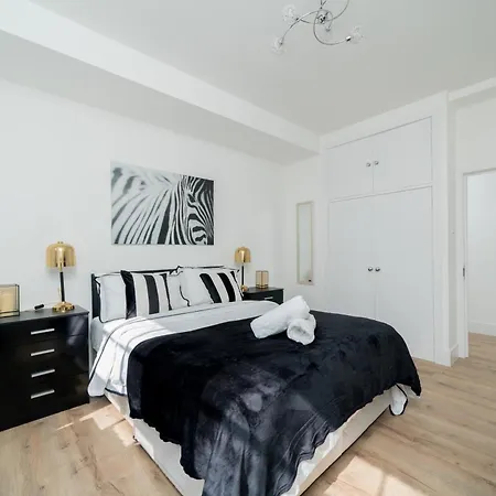 Queensway Dream, Hyde Park Apartment