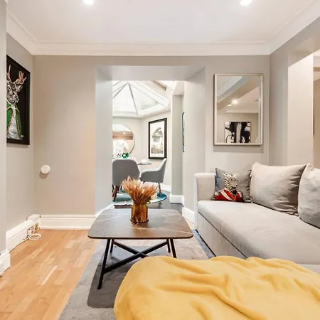 Private 2 Bed Cosy By Royal Palace Apartment London
