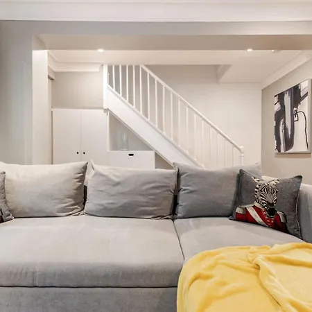 Private 2 Bed Cosy By Royal Palace Apartment *