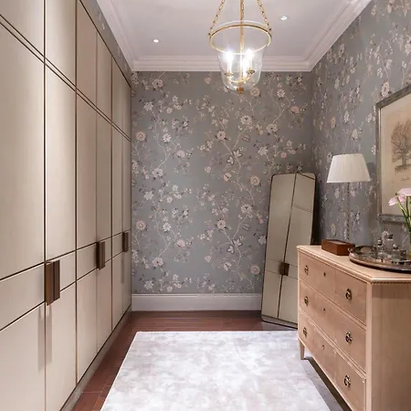 Apartment Three Bedroom With Pool And London