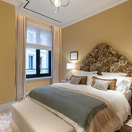 Apartment Three Bedroom With Pool And London