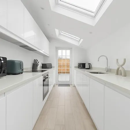 Bright Private - Peaceful Morden Location Apartament Londyn