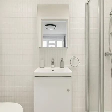 Bright Private - Peaceful Morden Location Apartament Londyn