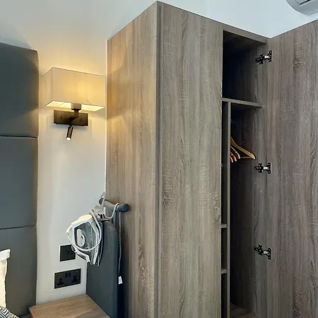 Hotel The Chapter - The J Hyde Park 3*