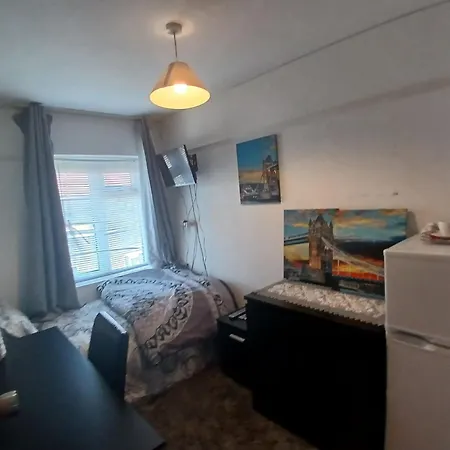 Guest house 4 Bedroom House Rented By The London
