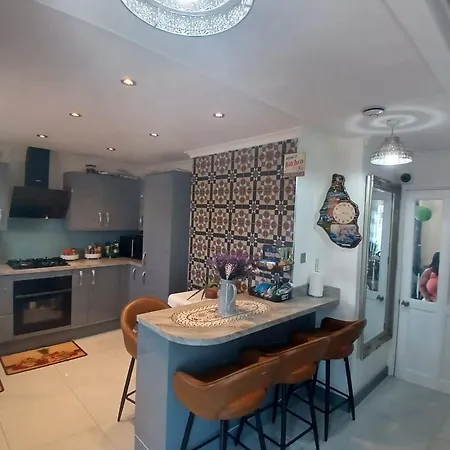 Guest house 4 Bedroom House Rented By The