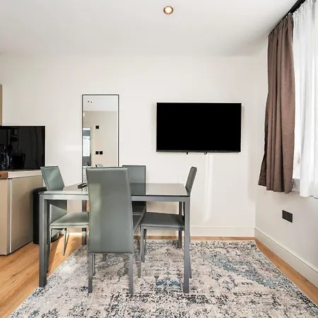 The Turrets, Willesden Apartment *