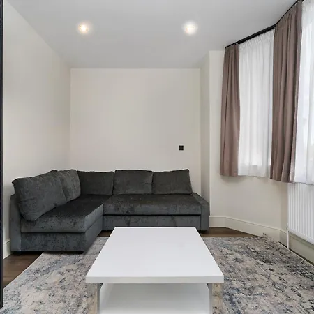Apartment The Turrets, Willesden London