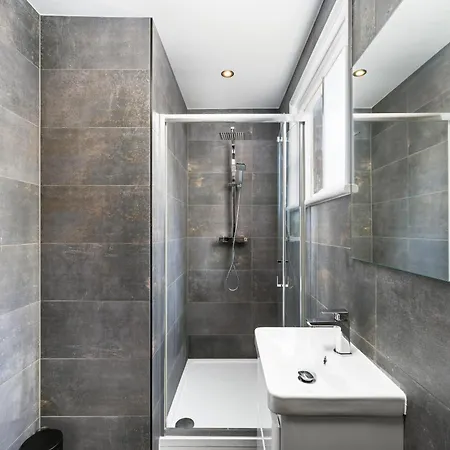 The Turrets, Willesden Apartment