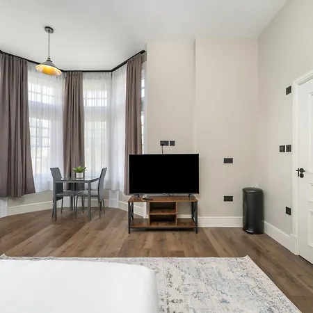 The Turrets, Willesden Apartment *