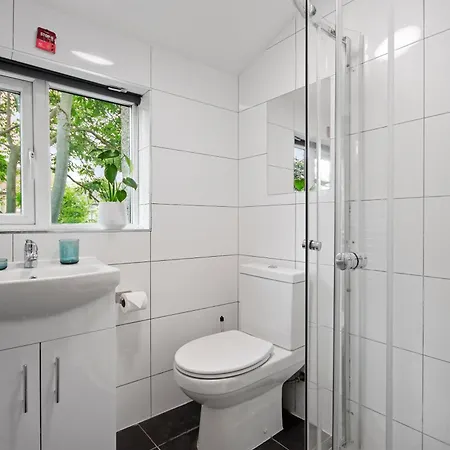 Modern 2 Bed East By Rebby Sleeps 5 Near Canning Town Station