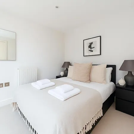 Urban Living In Style In Canary Wharf *