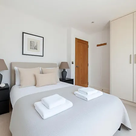 Urban Living In Style In Canary Wharf Apartment