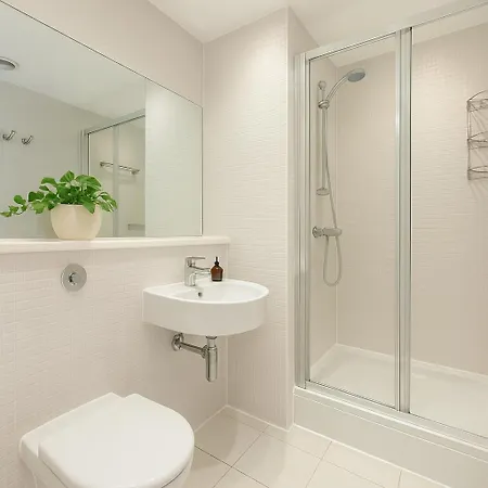 Urban Living In Style In Canary Wharf *