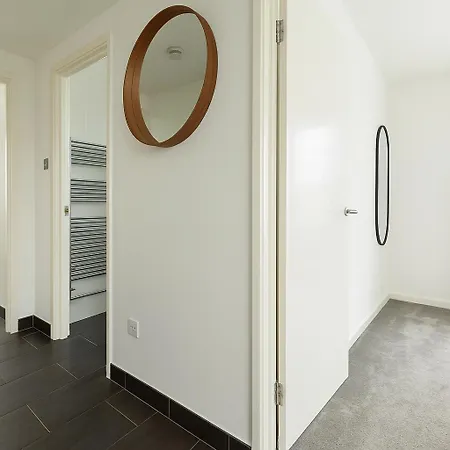 2 Bed In Canary Wharf Apartment