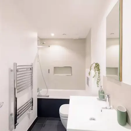Bright, Spacious 2-bed, 5 Mins From Tube, Sleeps 4 Pass The Keys * London