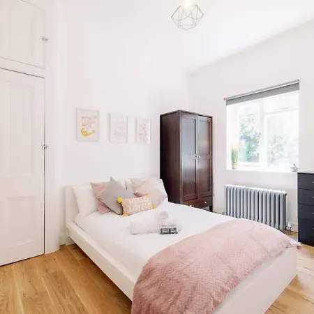 Bright, Spacious 2-bed, 5 Mins From Tube, Sleeps 4 Pass The Keys *