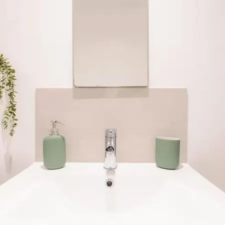 Bright, Spacious 2-bed, 5 Mins From Tube, Sleeps 4 Pass The Keys Apartment