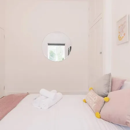 Bright, Spacious 2-bed, 5 Mins From Tube, Sleeps 4 Pass The Keys *