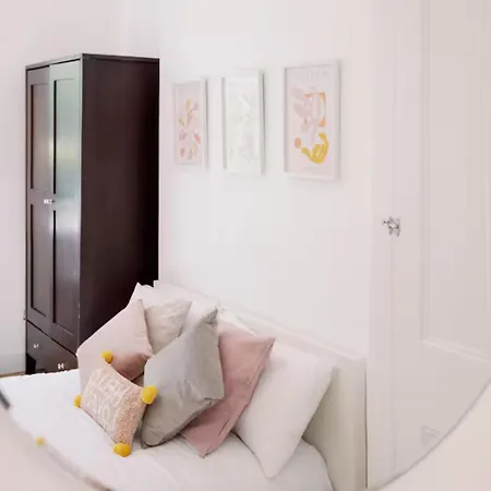 Apartment Bright, Spacious 2-bed, 5 Mins From Tube, Sleeps 4 Pass The Keys *
