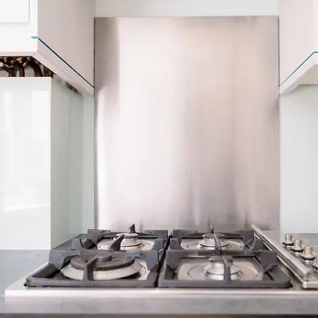 Bright, Spacious 2-bed, 5 Mins From Tube, Sleeps 4 Pass The Keys * London